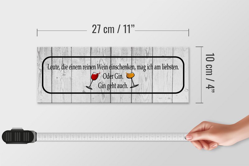 Træskilt, hvor der står 27x10 cm mennesker, der skænker vin