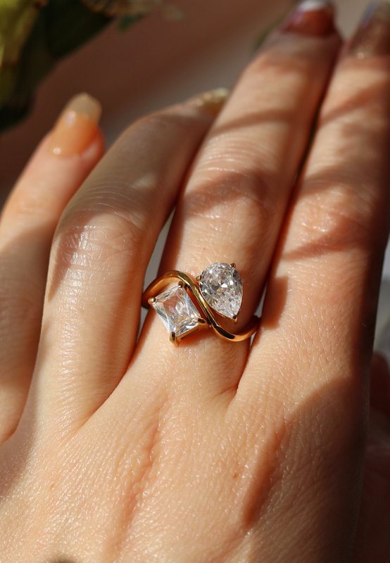 Pierina - Pæreformet forlovelsesring guld
