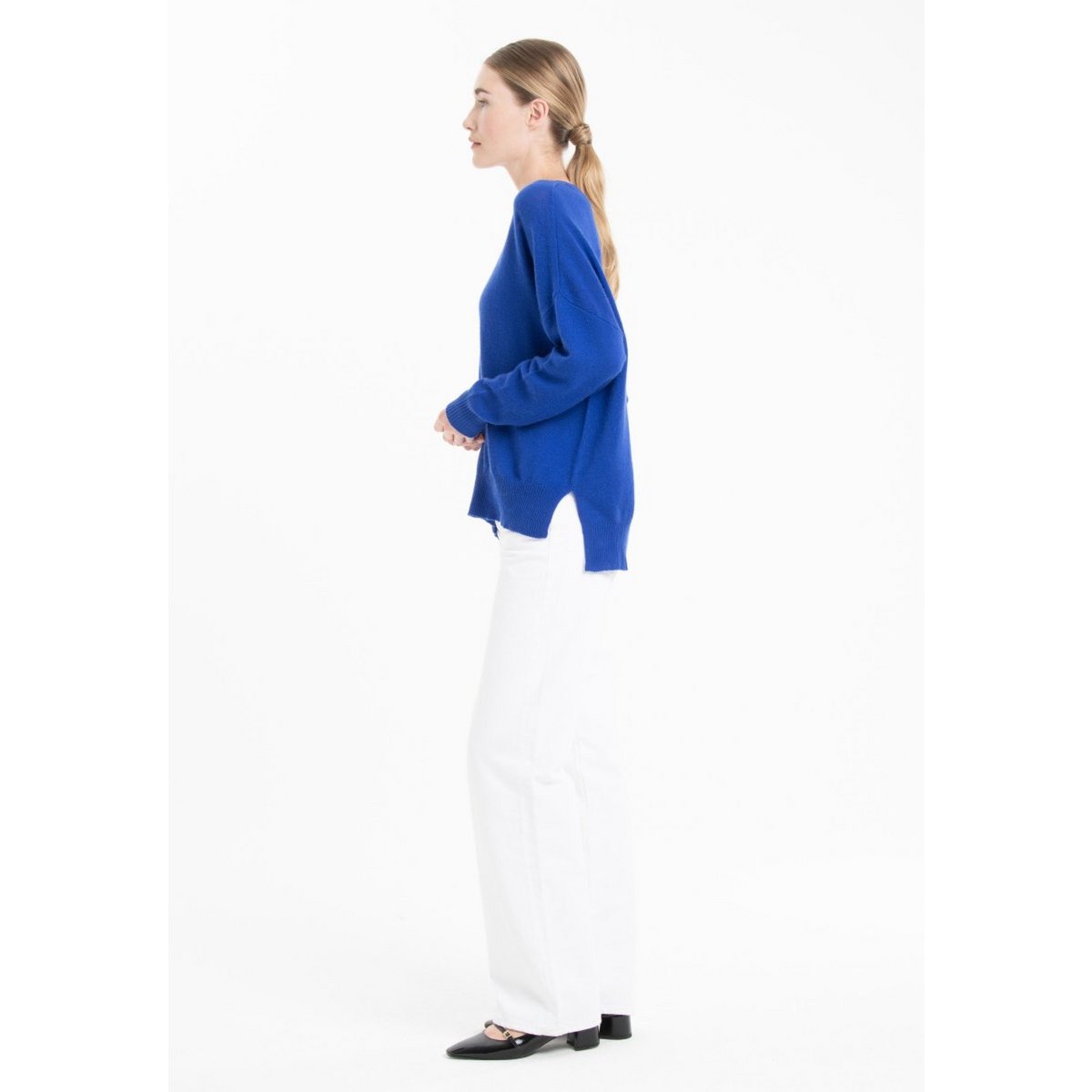 NAMI 23 Maglia in cashmere con scollo a V e riga blu petrolio/ecrù