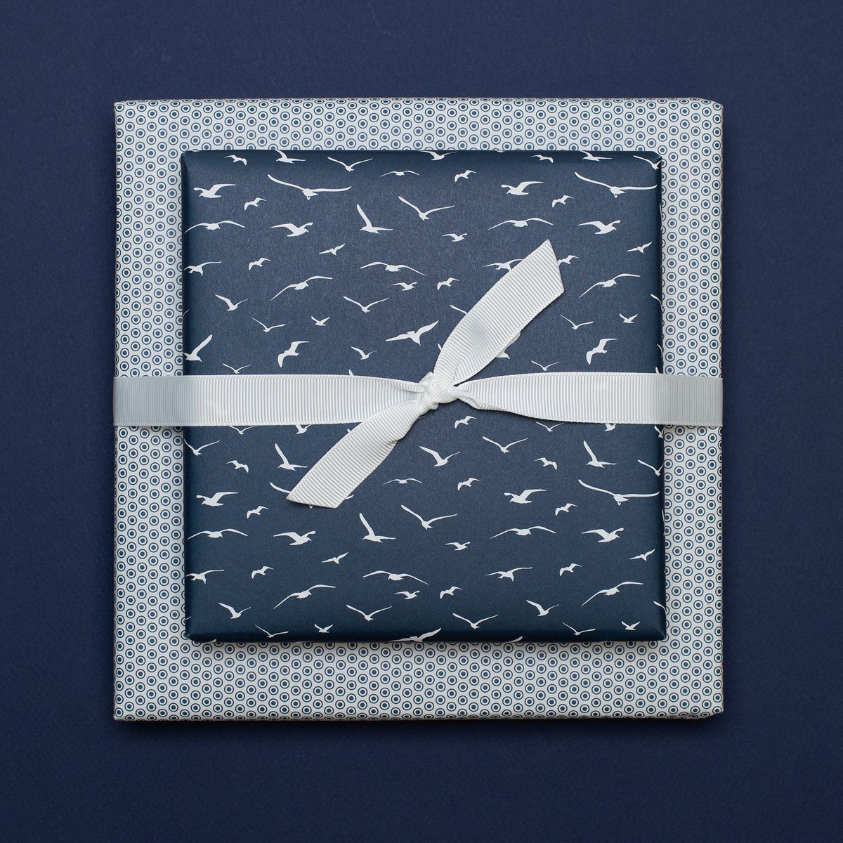Bird wikkel papier blauw - maritiem inpakpapier met meeuwen, als een geschenkverpakking voor doop, communie of bevestiging