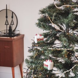 Ornament-Weihnachtshänger – Stück Kuchen – Glas – 7,5 x 6,5 x 7,5 cm