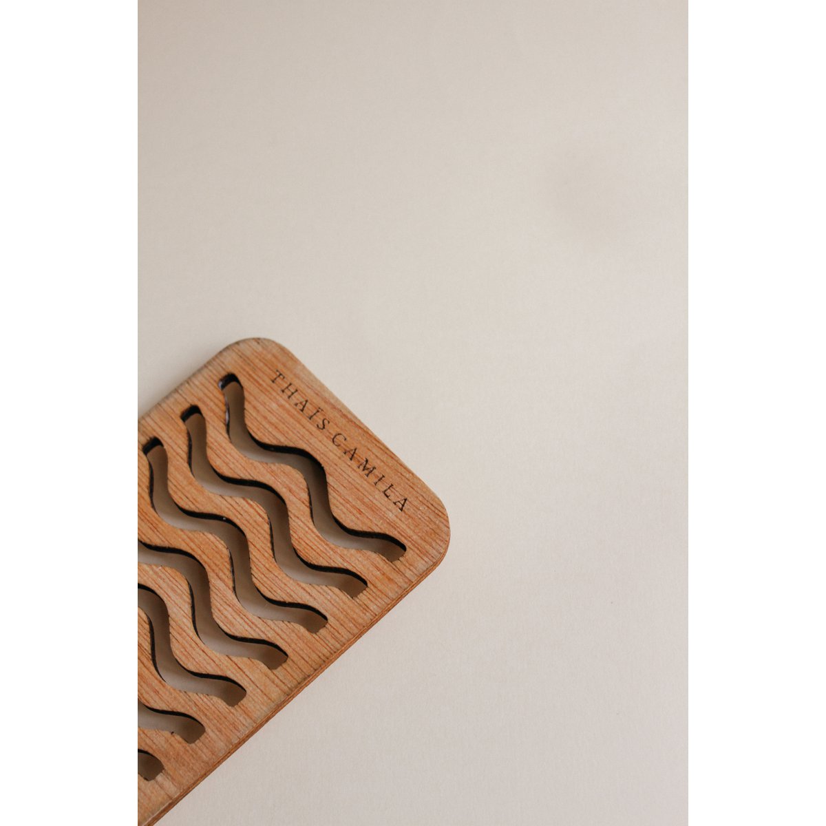 Thaïs Camila | Jabonera de Madera Certificada Sostenible | Jabonera Diseño Minimalista