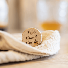 "Papa Grand Cru" wine bottle stopper in cork and wood, featuring the text "Papa Grand Cru" on the cork surface.
