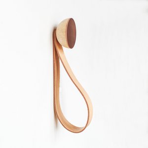 Ronde beukenhout en koperen muurhaak / hanger met lederen lus