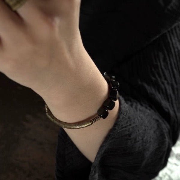 Bracciale a blocchi di ossidiana nera con bracciale rigido in bronzo