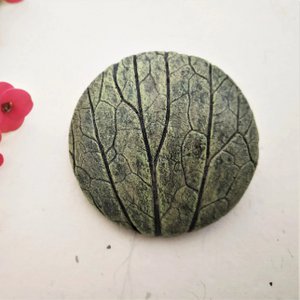 Bladbroche van papier-maché – handgemaakte schoonheid