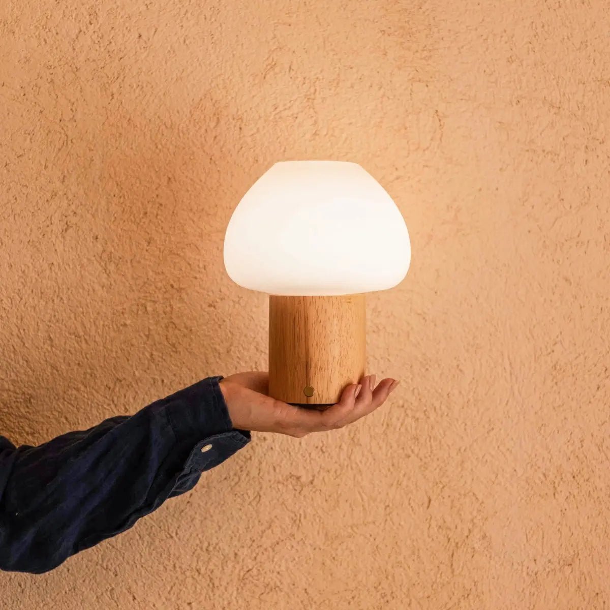 Fynn Hellbraune wiederaufladbare Holzlampe