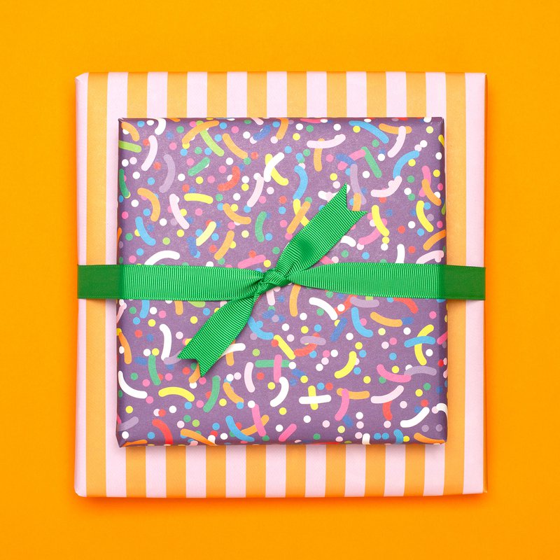 Lila Geschenkpapier Bunte Streusel - Kinder Geschenke verpacken mit Regenbogen Konfetti Papier für Geburtstagsparty und Einschulungs Geschenk, Geschenkpapier Streifen Pink Orange