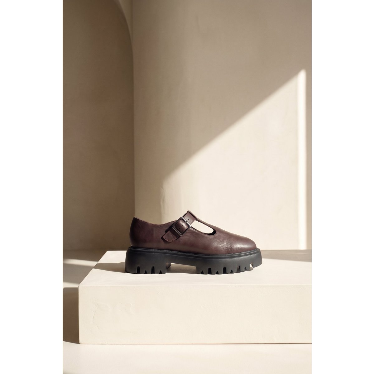SALOME CHOCOLATE – Extraleichte Lederschuhe mit T-Steg