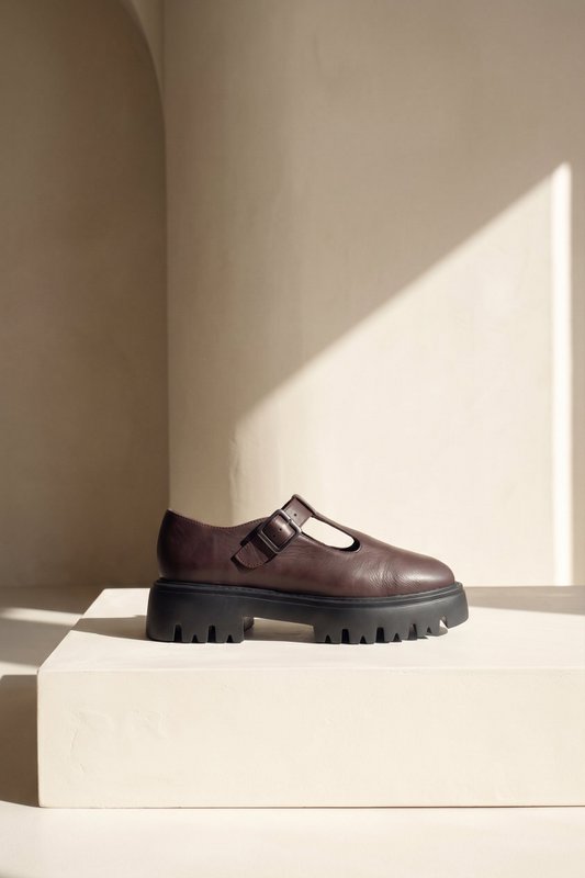 SALOME CHOCOLATE – Extraleichte Lederschuhe mit T-Steg