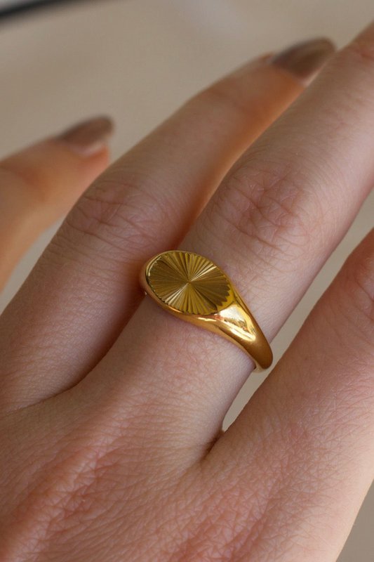 Medilion - Signet Sun Burst Gold Ring