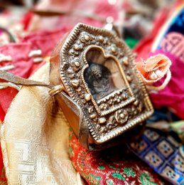 Amulet Holder | statue