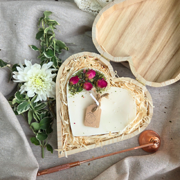 Herz-Geschenkbox, großes Herz mit Rosenknospen