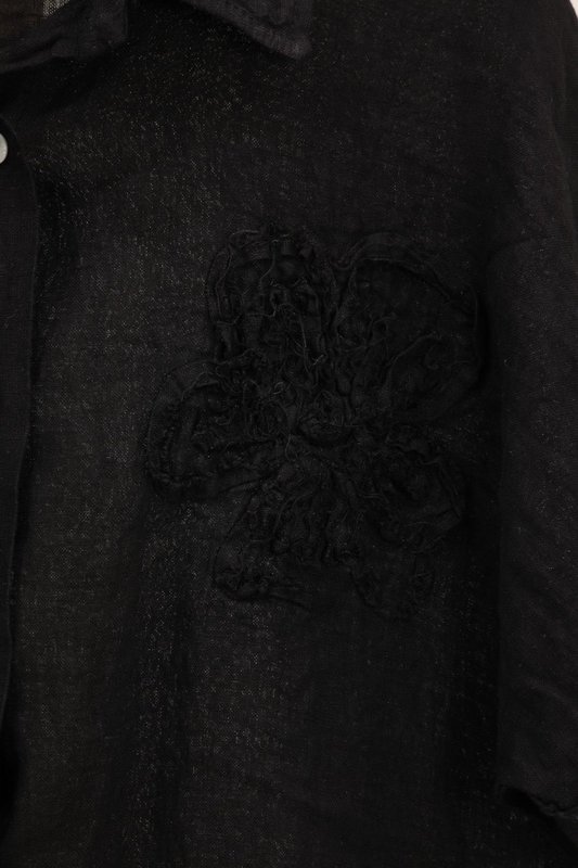 Camicia con un riferimento di fiori di lino. 20341