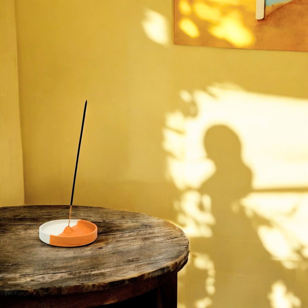 porte encens une journée ensoleillée - porte encens - céramique - rond - orange et blanc