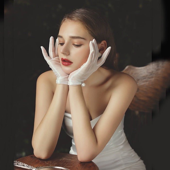 Gants de mariée avec bordures en perles et dentelle