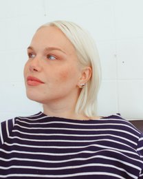 Emalje øreringe foran og bagpå — Hvide
