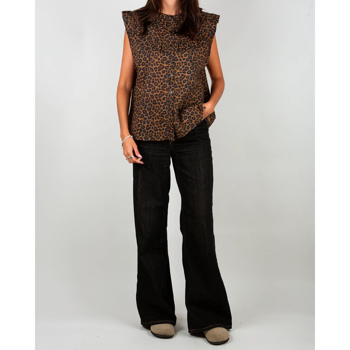 Mouwloze damesblouse met luipaardprint en ruches