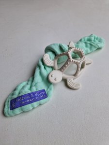 Schildpad bijtring wit met groen doekje
