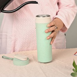 Ecofy Bottiglia d'acqua e sipper verde isolata ecologica | 600 ml