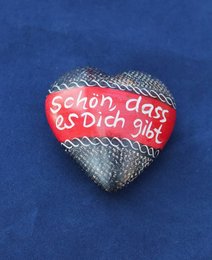 Decorative heart-shaped soapstone figurine with the text "Schon das es dich gibt" (Nice that you exist) in red.