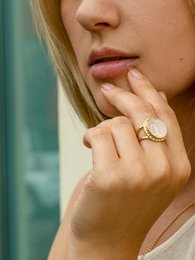 Anello con cammeo iniziale R rosa