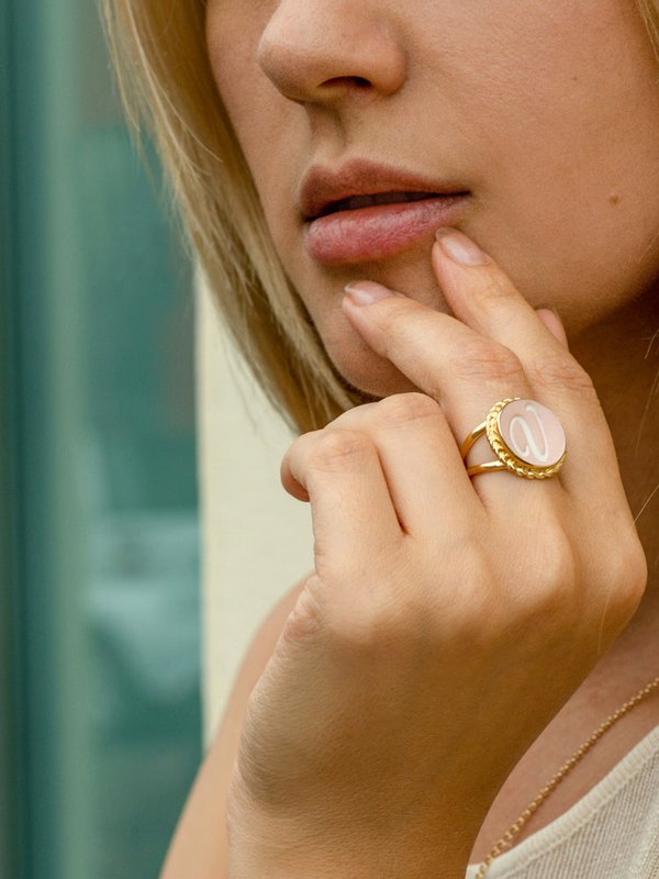 Anello con cammeo iniziale R rosa