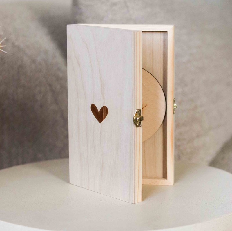 Baby 2027 – wooden box with wooden circle
