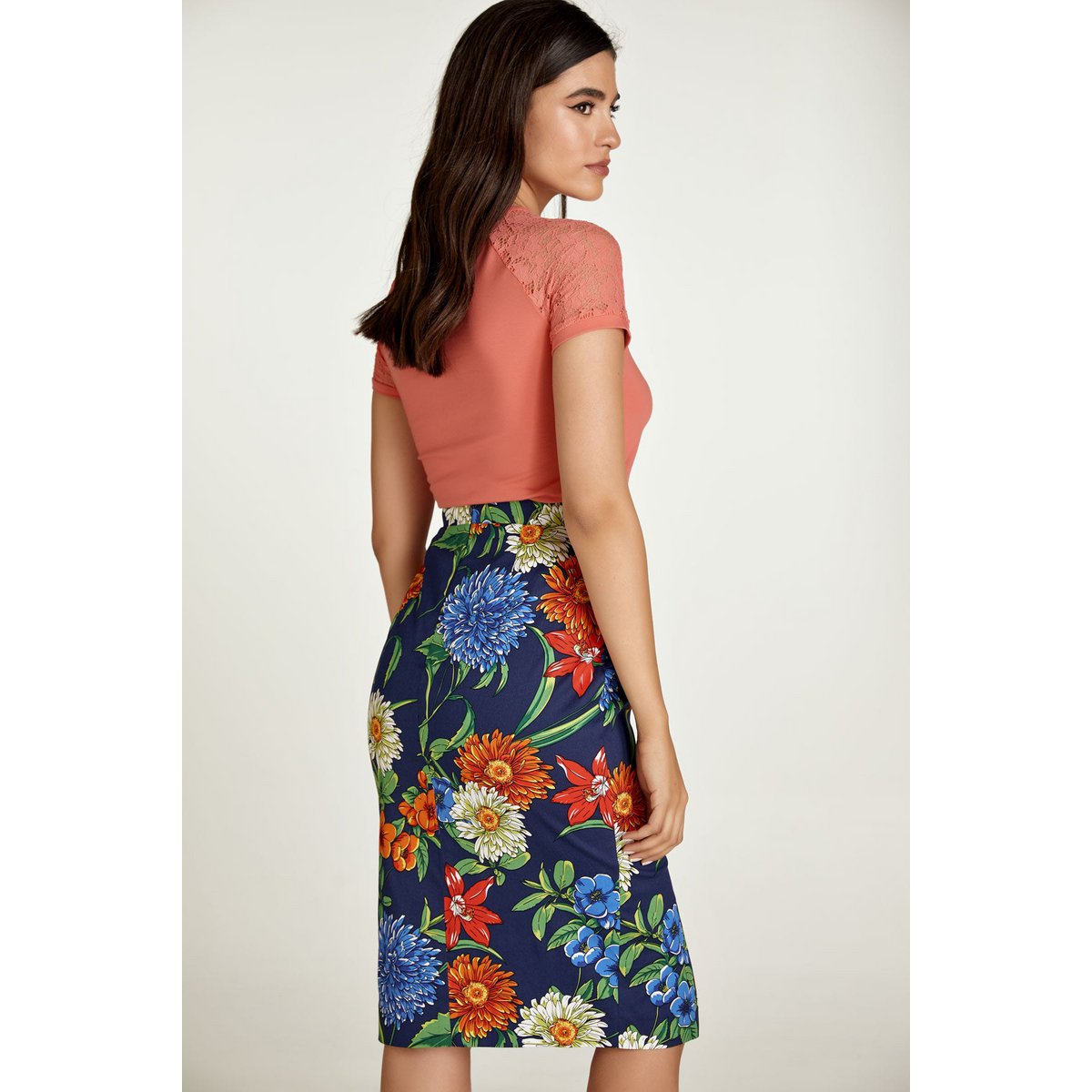 Falda lápiz de algodón floral en tonos rojos, azules y verdes