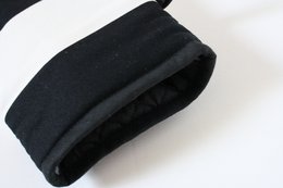 Schwarz-weiß gestreifte Ofenhandschuhe
