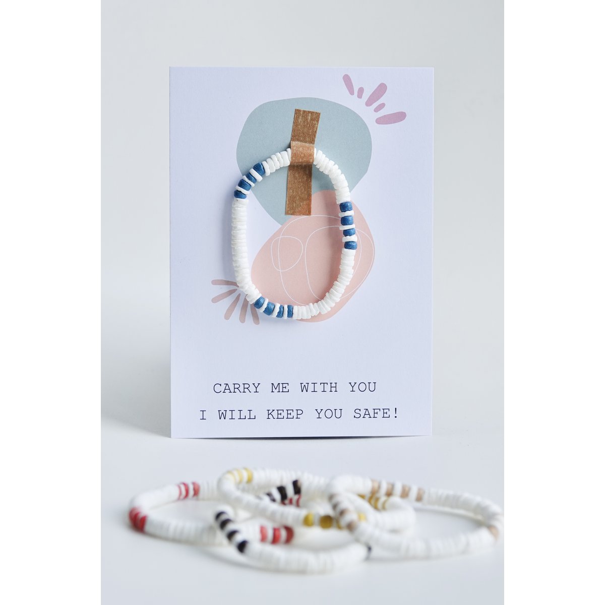 Handgefertigtes Armband aus geschliffenen Muscheln
