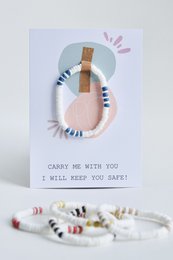 Handgefertigtes Armband aus geschliffenen Muscheln