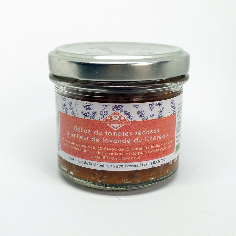 Getrockneter Tomatengenuss mit Bio-Lavendelblüte