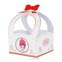 Small Christmas gift box in the design of BadeFee, with a red bow and decorative elements.
