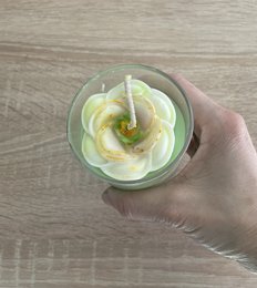 Świeca zapachowa z motywem kwiatowym