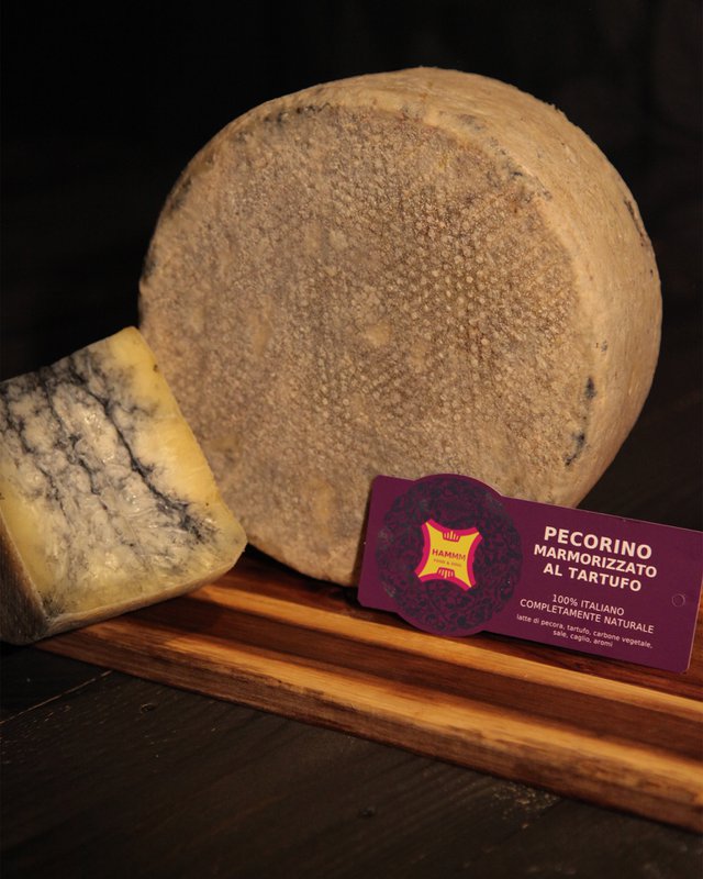 🇬🇧 Pecorino marbled with truffles – artisanal cheese refined with truffles