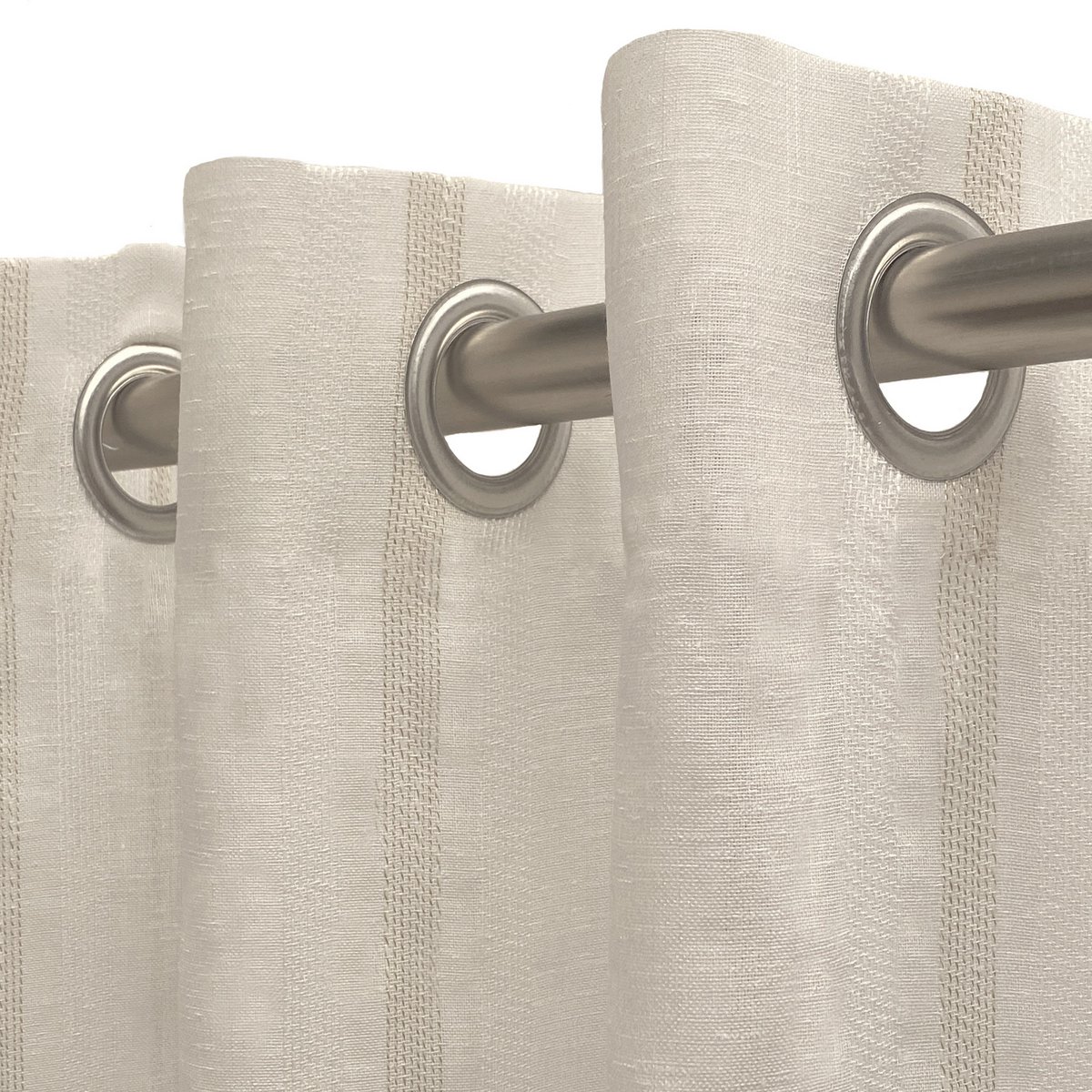 Cortina translúcida de color beige confeccionada en ollados. Visillo Jacquard de raggi verticali fabbricato con materiali riciclati e di qualità. Colori naturali e caldi. Cortinas para salón, dormitorio y cocina.