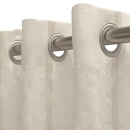Cortina translúcida de color beige confeccionada en ollados. Visillo Jacquard de rayas verticales fabricado con materiales reciclados y de calidad. Colores naturales y cálidos. Cortinas para salón, dormitorio y cocina.