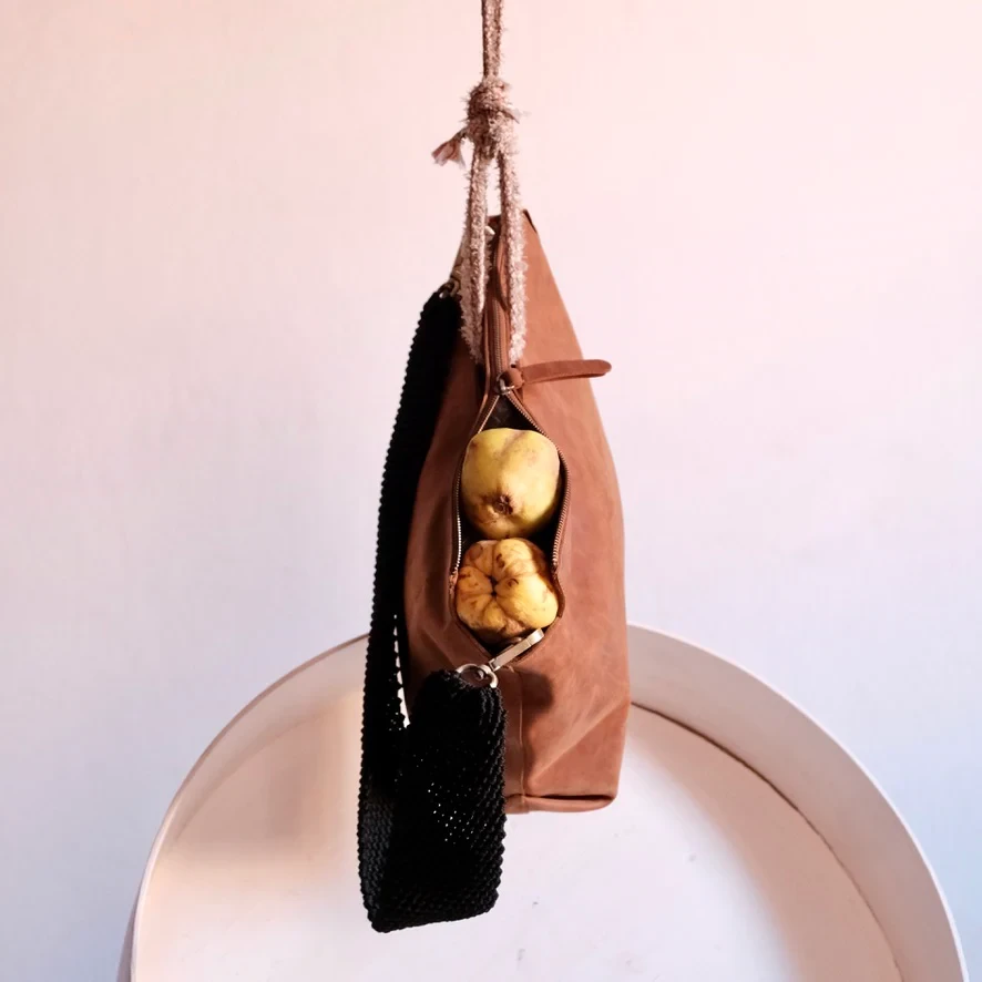 Borsa a tracolla in pelle cognac con tracolla in macramè nero