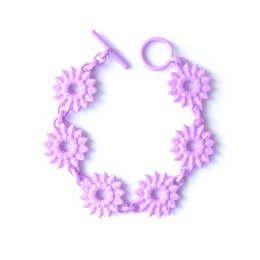 Flower chain bracelet with lilac-colored dahlia flowers. Delicate, feminine charm bracelet with a floral design.