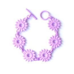 Flower chain bracelet with lilac-colored dahlia flowers. Delicate, feminine charm bracelet with a floral design.