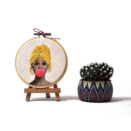 Håndlavet broderibøjle vægkunst - Bubblegum berømtheder - Tekstil vægkunst dekoration (10 cm)