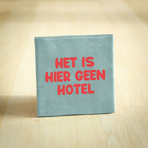 Tegeltje - Het is hier geen hotel | Lichtblauw & Rood | 10x10cm
