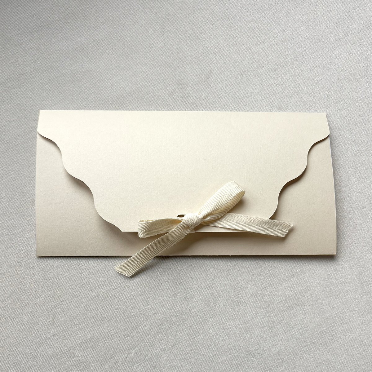 Geschenkverpackung, Gutscheinverpackung, Geldgeschenk, Konzertkarten, Umschlag SAND mit Wellenschnitt und Naturband (VE = 5 Stück) 