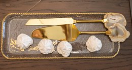 Tarte Schaufel und goldenes Messer Pierre Achat beige