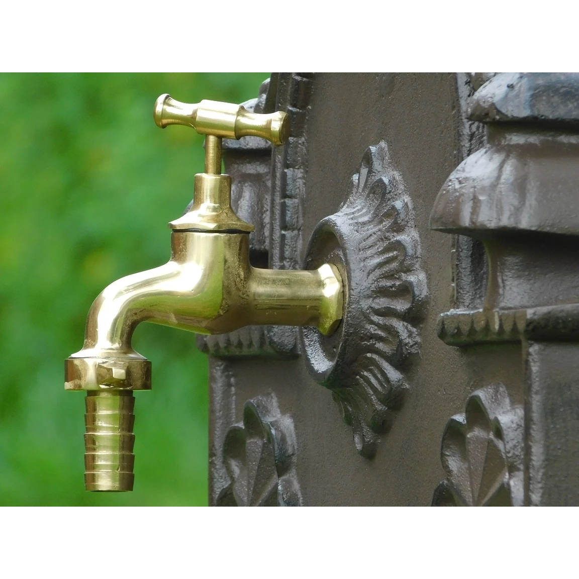 Eleganter Brunnen – mit Messinghahn – Aluminium – Dunkelbraun