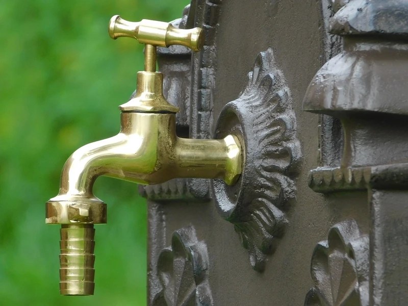 Elegante fontein – met messing kraan – aluminium – donkerbruin