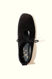 KATY BLACK – Ballerinas aus weichem Leder mit Schnürung vorne