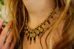 Collier soleil tendance avec cuir, breloques en laiton et perles