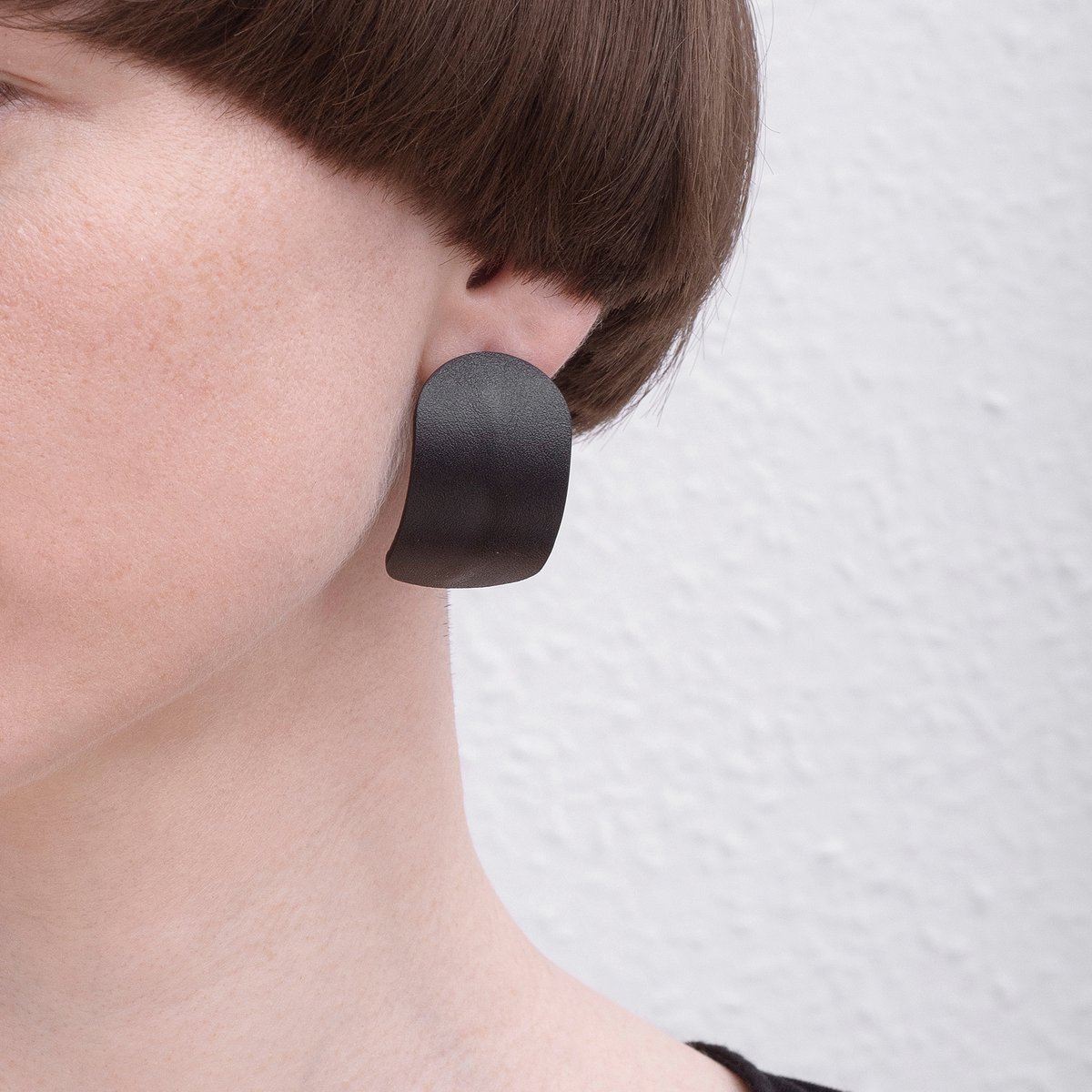 oval drop earrings black